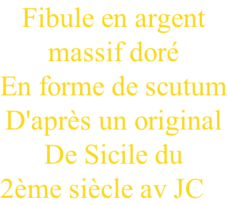 Fibule en argent  massif doré  En forme de scutum D'après un original  De Sicile du  2ème siècle av JC
